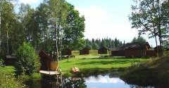Wauglen Vildmarkscamp, stugorna och stork&aring;tan